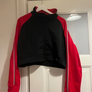 Croppad jacka - Croppad tunn jacka med soprtig stil