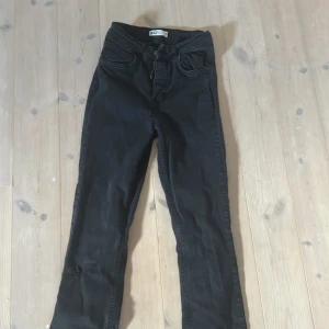 Svarta bootcut jeans från g perfect jeans - Svarta jeans med bootcut passform från g perfect jeans i storlek M. Klassisk femficksdesign, dragkedja och knapp framtill. Pris kan diskuteras! 