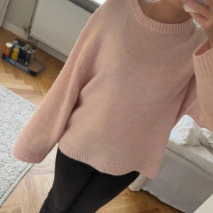 Ljusrosa stickad tröja  - Säljer en så fin ljus rosa stickad tröja! Nästan aldrig andvänd! Den är i storlek xs men tycker den är lite stor i storlek så skulle säga att den passar S💕
