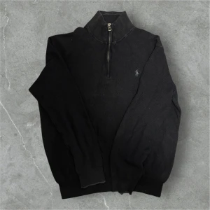Ralph Lauren Half Zip  - 📍Storlek: L  💪🏽Skick: Mycket bra  📐Mått: Längd:63cm Axelbredd:48  📎Material:100%bomull  📦Skickar alltid inom 24h  💸Köp fler plagg för att få billigare pris  ✅Äkthetsgaranti