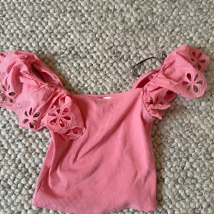 Rosa topp med puffärmar och broderi - Supersöt rosa topp med breda volangärmar, storlek S men passar även Xs, aldrig andvänd och har kvar prislapp!
