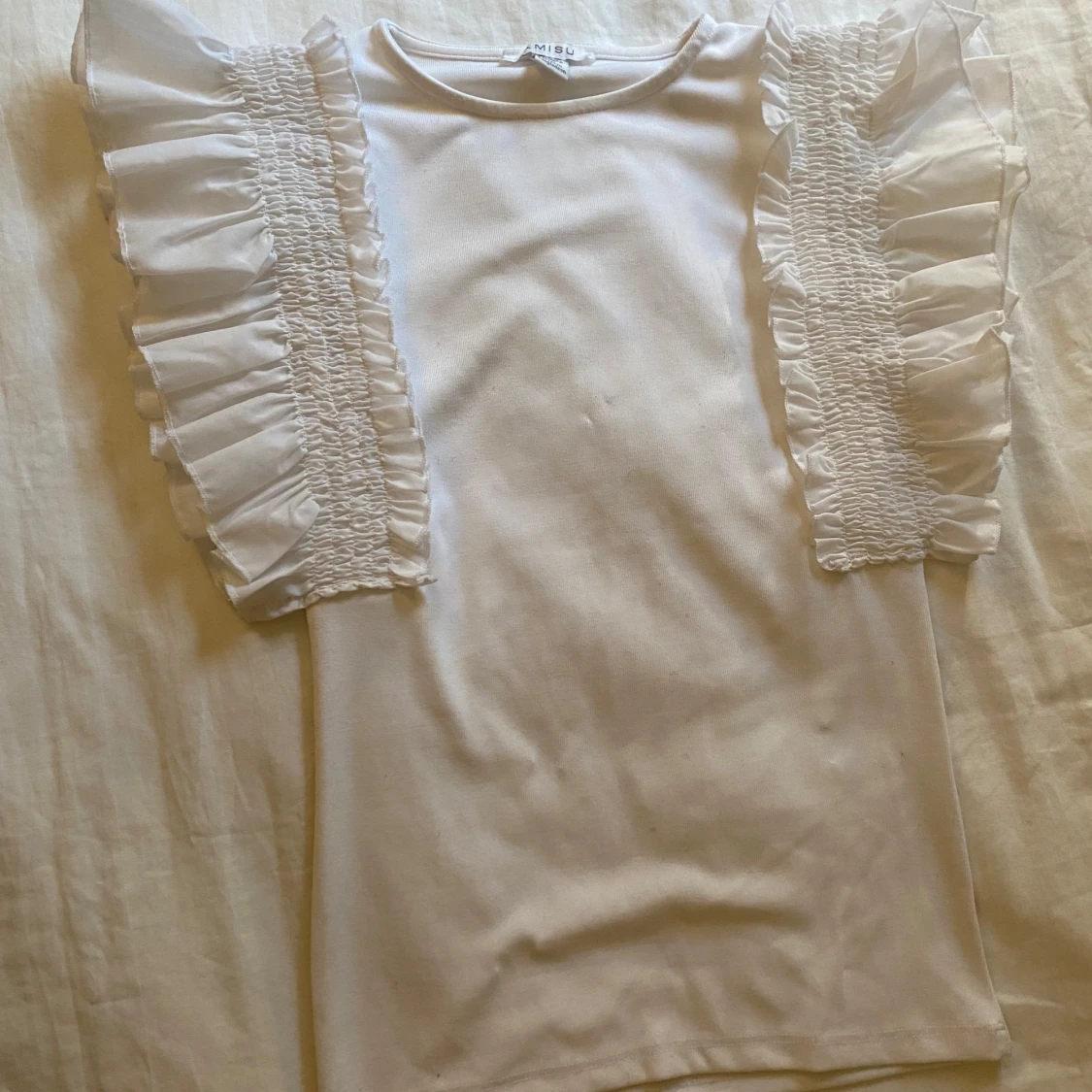 Vit topp med volangärmar från amisu - 3