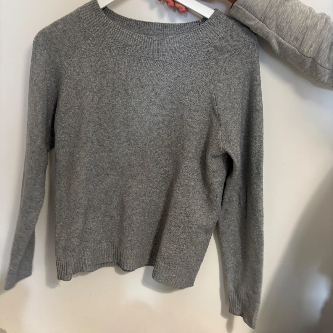 Grå stickad tröja med rund hals