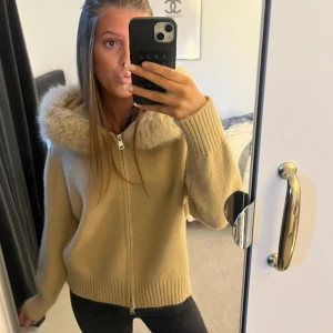 Beige fluffig cardigan🤭🤭 - Supermysig beige cardigan jacka med dragkedja och stor luva&fluffig päls. Jackan är från Yamz, identisk med Alessa och köpte denna för 700, endast använd 3gånger.   
