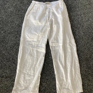 Vita linnebyxor - Vita linnebyxor från Gina Tricot i utmärkt skick! Om du vill köpa flera av mina artiklar så kan vi komma överens om ett paketpris🫶