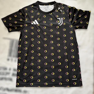 Juventus x Adidas svart prickig tröja - Juventus fotbollströja från Adidas i svart med färgglada prickar i gult och rosa över hela tröjan. Kortärmad modell i lätt och ventilerande AEROREADY-material. Juventus-logga och Adidas-märke på bröstet. Perfekt för dig som vill sticka ut på planen.