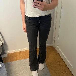 Svarta bootcut jeans - Säljer ett par svarta jeans med bootcut-modell. Jeansen har normal passform men är uppsydda hos sömmerska så de passar de som är runt 160-165 cm. Använda fåtal gånger💞