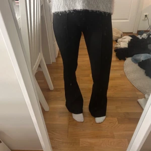 Svarta utsvängda leggings - Jättesköna leggings som passar alltifrån skolan till fina tillfällen med en snygg tröja till! Aldrig använda 