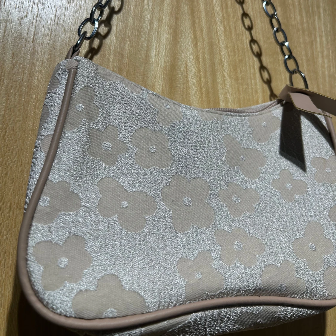 Beige blommig axelväska med kedja - 1