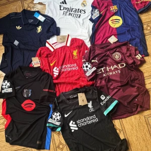 Gör din custom Beställning -  Vi på KKits har möjlighet för er att skriva till oss vilka tröjor ni vill ha så köper vi in dom. Det är bara att skriva till mig vilka tröjor man vill att vi ska köpa in så kommer vi göra det! (OBS) Det kommer ta lite längre tid för att få in alla tröjor som ni beställer!