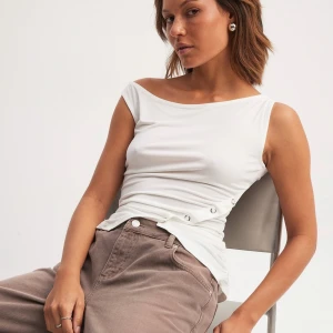 Vit asymmetrisk topp NAKD - Säljer en vit asymmetrisk topp från NA-KD i storlek XS men sitter som en S. Aldrig använd med lappar kvar. Nypris : 299kr💓