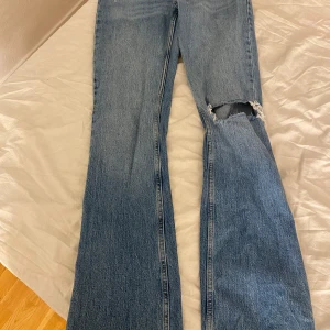 Blå jeans lågmidjade Jeans - Säljer ett par blå jeans från Perfect Jeans i storlek XS. Innebenslängd 85 cm. Säljare för 250kr köpt för 599