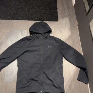Under  windbreaker  - Ny windbreaker i bra skick, perfekt nu för våren. Priset är ej hugget i sten, hör gärna av dig vid funderingar!
