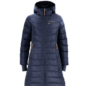 Mörkblå ridjacka från Jacson - Säljer en snygg mörkblå ridjacka från Jacson. Jackan har en lång design med dragkedja och huva, perfekt för kyliga dagar när man är ute och rider eller städar stallet. Den har långa ärmar och praktiska fickor med dragkedjor. En stilren jacka. jag tagit bort banden som man kan sätta runt benen, pris går att diskutera.