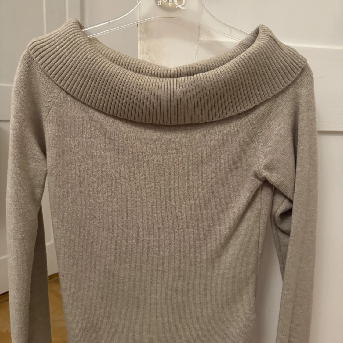 Beige stickad off shoulder tröja 