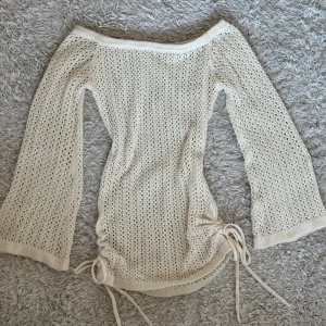 Beige/vit strandklänning/coverup - Strandklänning/coverup i vit/beige med knyten som gör att du kan justera längden 