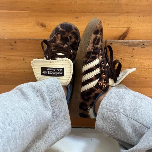 Adidas Wales bonner - INTRESSEKOLL!! Snygga Adidas Wales bonners. Använda fåtal gånger men lite skadade längst fram vilket inte påverkat skon på något sätt. Det syns inte ifrån håll. Storlek 38 men dem är så i storlek. Hör av dig🥰