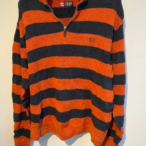 Orange svart randig stickad half zip tröja - Fin stilren tröja som är använda väldigt fåtal gånger alltså väldigt bra skick, de är bra material. Varan kommer skickas inom 24 timmar från att du köpt plagget📦