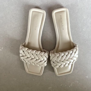 Sandaler  - Super söta sandaler från primark. Perfekt till sommaren. Super sköna. Knappt använda.💛💛