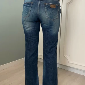 Blå jeansbyxor från wrangler eye candy - Snygga blå jeansbyxor från wrangler i modell eye candy. strl s midjemått 38 cm grenmått 20 cm innerbenslängd 73 cm