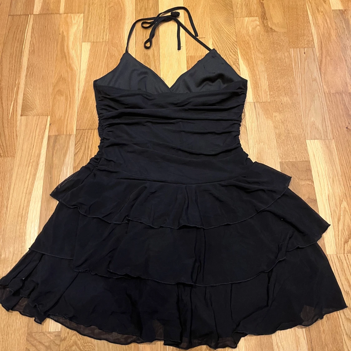 Svart klänning med volanger - 1