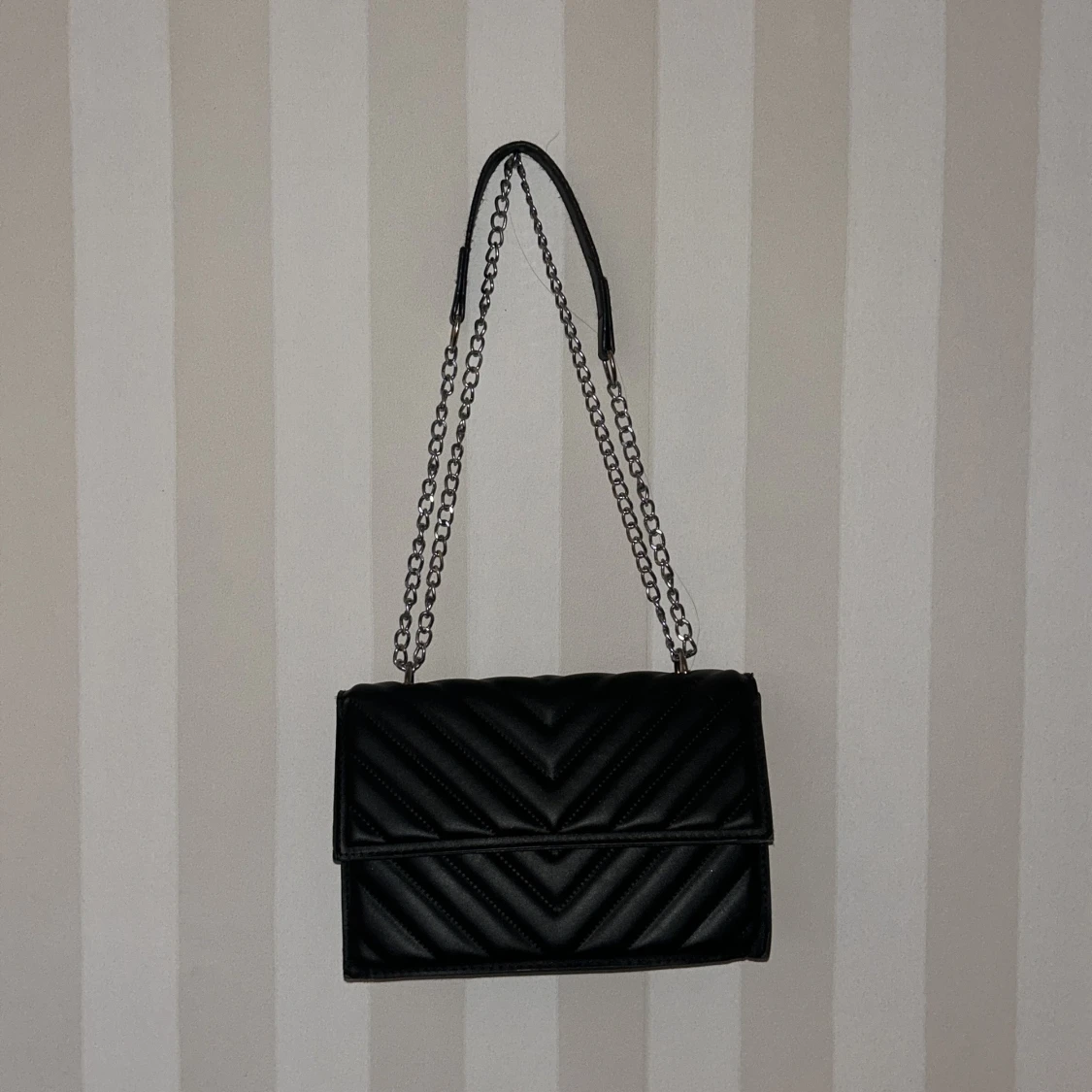 Svart quiltat axelväska med kedja