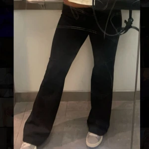 Lågmidjade kostymbyxor Nelly  - Säljer mina as snygga kostymbyxor från Nelly i storlek xxs men passar mig som vanligtvis har xs-s!💞💞bra skick! 