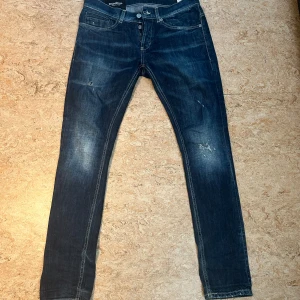 Dondup George  - Riktigt snygga dondup jeans i modellen george, jeansen är i mycket bra skick och de är köpta på miinto för 2800 nypris, vårt pris endast 849. Storlek 30 för mer bilder eller funderingar är det bara att höra av sig!