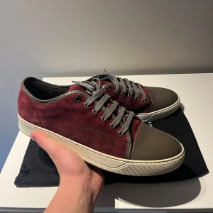 Lanvin Skor - Säljer nu mina Lanvin skor i extremt bra skick utan skador. Inget og till kommer hör av er vid frågor!