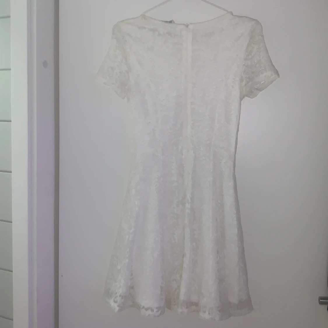 Vit spetsklänning med korta ärmar - 1