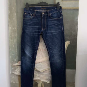 Nudie Jeans  - Säljer nu ett par Nudie Jeans i modellen Lean Dean i storlek 30/32. Den sällsynta tvätten med feta slitningar heter Blue thunder och säljs inte längre. Jeansen är väl omhändertagna och är i ett väldigt gott skick då de ej har används särskilt mycket och är därmed i skick 9/10. 