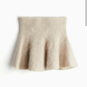 Mohair kjol - Populär kjol i mohair från hm som är helt slutsåld! Så snygg som topp även💞 Nypris 399! Endast använd en gång!