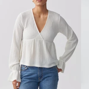 SLUTSÅLD Vit v-ringad blus - Slutsåld och säljs inte mera i storlek XXS ifrån Gina Tricot! Först till kvarn, går inte ner i pris! 💓Nypris 399:-, säljer för 300:-!! 💓