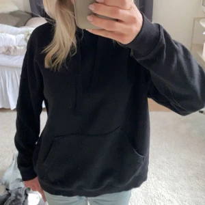 Svart hoodie  - Svart hoodie, ganska använd därav lite nopprig inuti💕