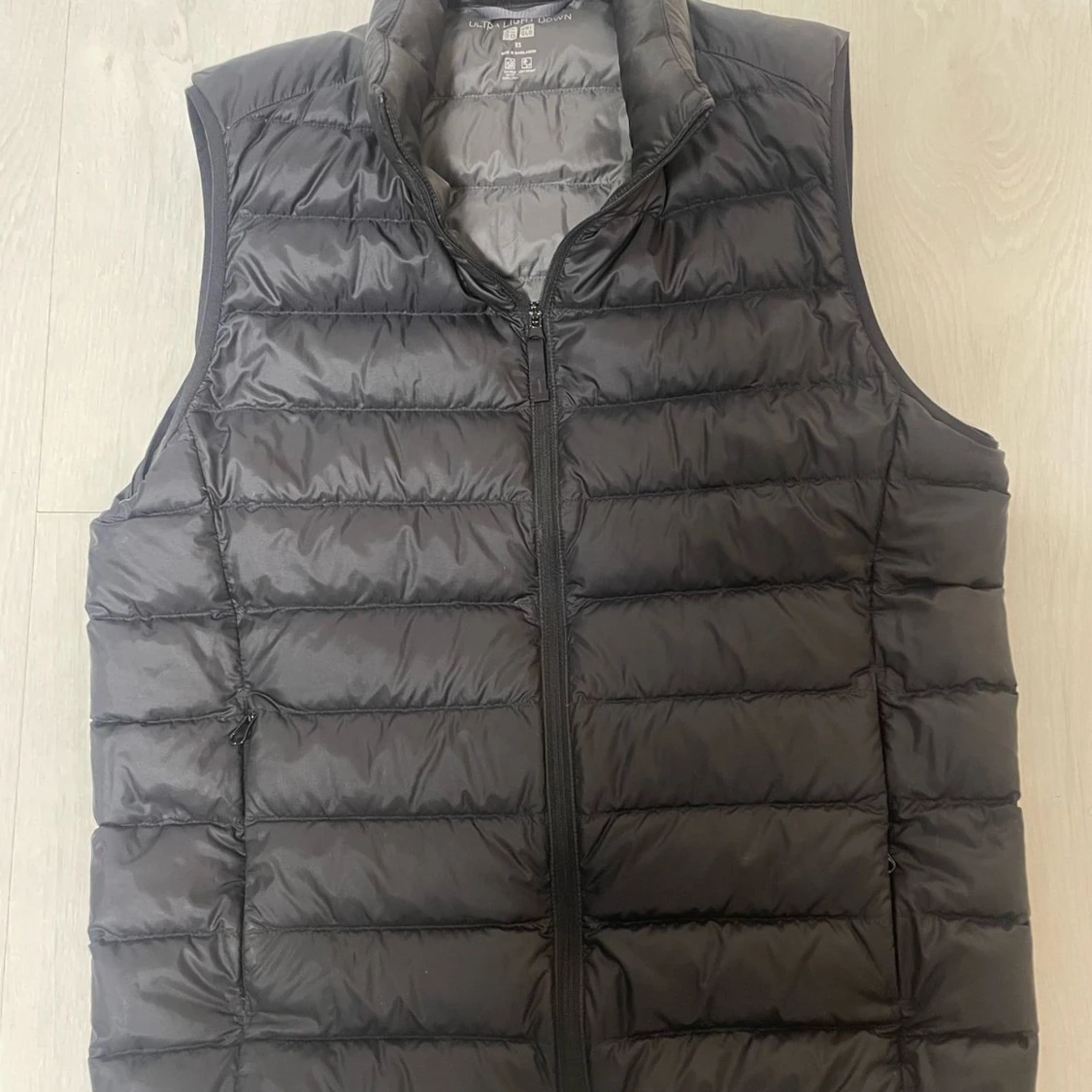Svart dunväst från Uniqlo