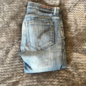 Dondup George jeans skinny fit - Ett par dondup jeans, schyssta till våren med en fin tvätt och sköna slitningar. Det är 95 cm långa på Ytterbenet och 70 cm i innerbenet. Midjan är 40cm. Pris kan diskuteras 