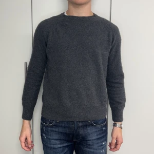 Oscar Jacobson ulltröja - Oscar Jacobson Gustaf Roundneck ulltröja | Skick 8,5/10 | Storlek S | Nypris 1300kr | Modell är 181cm lång | Frakt via PostNord eller Instabox på kundens bekostnad | Hör av er vid funderingar📧