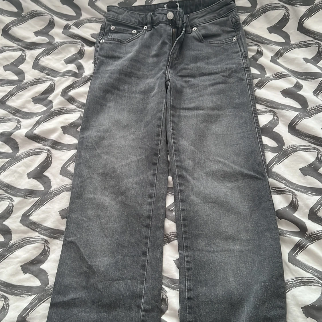 Grå jeans lite baggy utsvängda