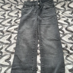 Grå jeans lite baggy utsvängda  - Grå lågmidjae jeans baggy storlek xs men passar som s också, pris kan diskuteras 