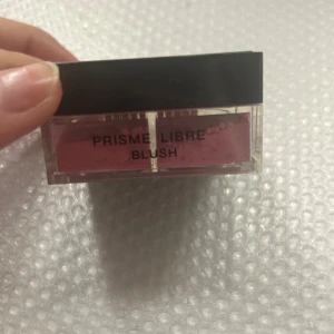 Prisme Libre Blush från Givenchy - Säljer en Prisme Libre Blush från Givenchy i en elegant fyrkantig förpackning med spegelblank yta och Givenchys logotyp på locket. Färgen är en vacker rosa nyans som ger en fräsch och naturlig look samt oanvänd💓💞