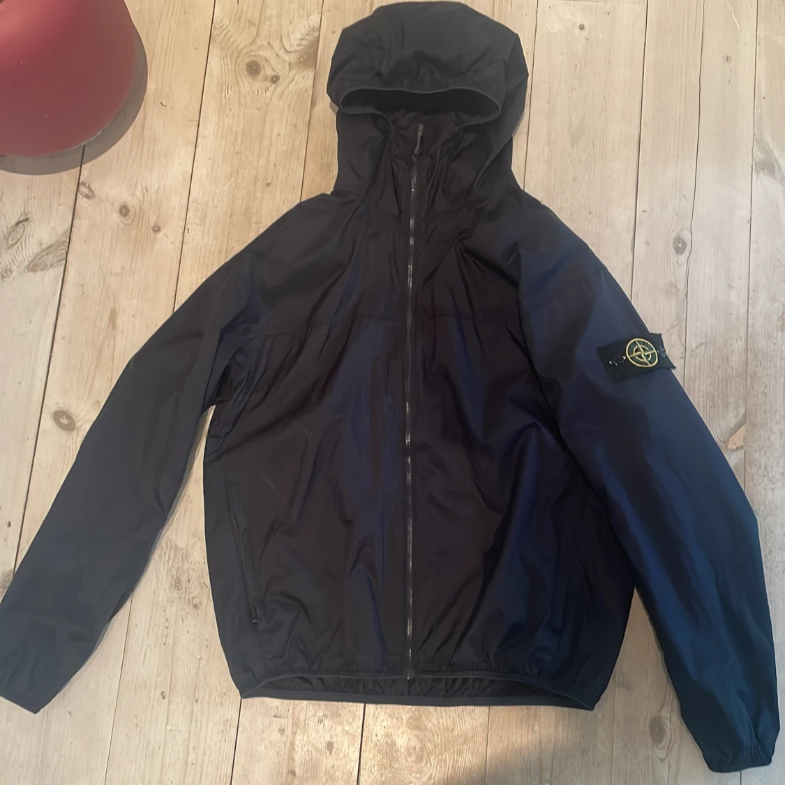 Mörkblå vindjacka från Stone Island