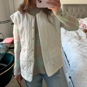 Vit quiltad väst - Så cool väst från märket Sofie schnoor, står ingen storlek men sitter snyggt overzised på mig som brukar ha M❤️