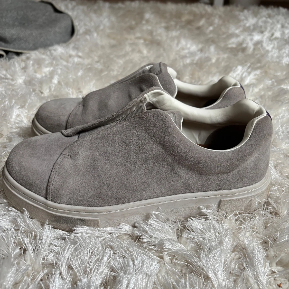 Grå sneakers från ETYYS - 1