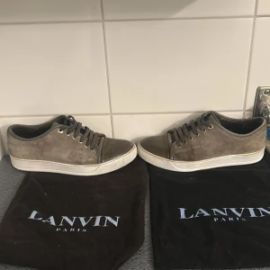 Lanvin - Säljer dessa lanvin skor i ett bra skick till ett bra pris dustbags medföljer, kontakta vid minsta funderingar defekt på vänster captoe. Självklart äkta 
