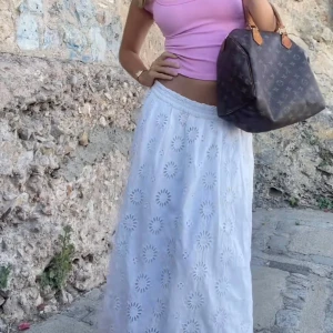 Vit långkjol  - Superfin lång kjol från Zara! Perfekt nu till våren och sommaren 🌸storlek M men passar S