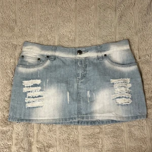 Jeanskjol  - Midjemått: 43cm 💖 (lappen är avklippt) 