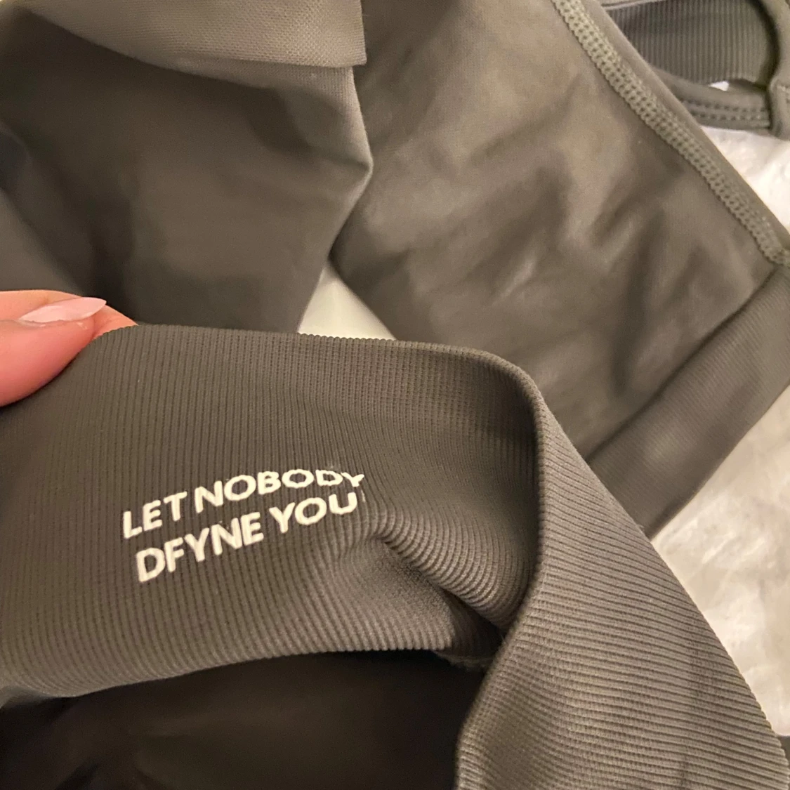 Olivgrönt  träningsset från DFYNE - 3