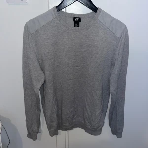 HENNES & MAURITZ TRÖJA - Hejsan 👋🏼 , säljer även denna nu denna fina H&M tröja. Tröjan är använd men inga tecken på den användning även på denna. Den är i storlek M, om du har fler frågor, funderingar eller är intresserad så är det bara att höra av sig😄