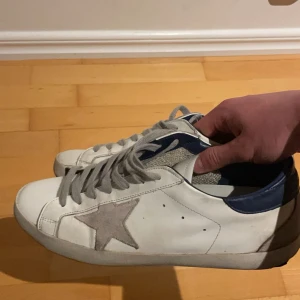 Golden goose Super-Star - Säljer nu ett par riktigt snygga sneakers ifrån Golden goose-Bra skick förutom att sulan har gått upp lite, men det går att fixa!-Vid frågor eller funderingar är det bara att höra av sig!🙌💯✌️✅