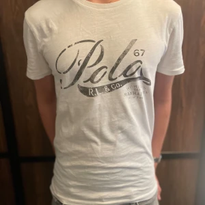 Ralph Lauren Tshirt - Säljer denna skitsnygga Tishan perfekt till Somarn samt våren.  Passar Strlk S/M